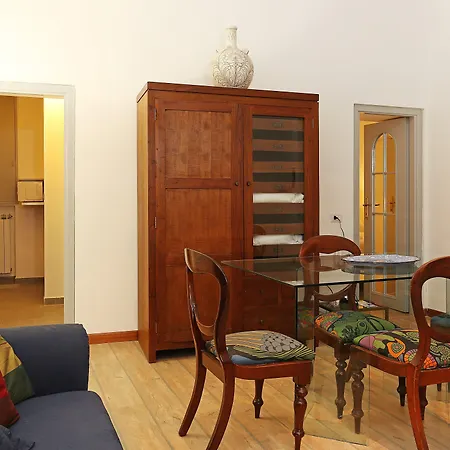 Cortile Banchi Vecchi *